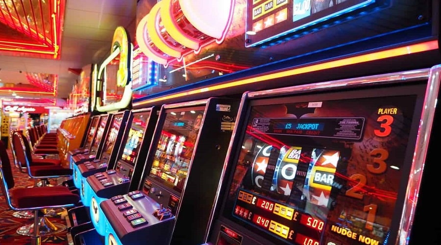 Slot machines with jackpots