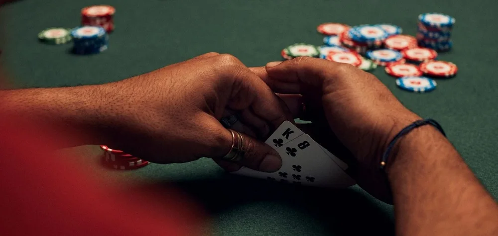 How to bluff and recognize a bluff in poker